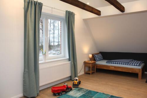 Kinderzimmer mit Spielzeug 